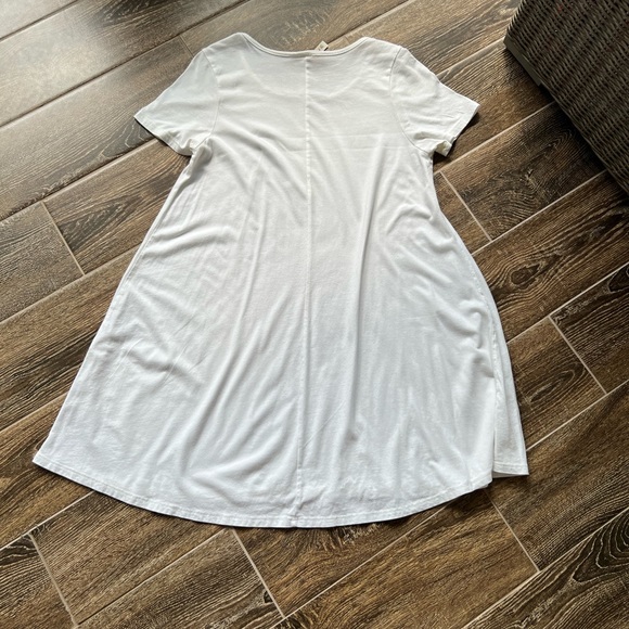 Love In Dress - Picture 2 of 4